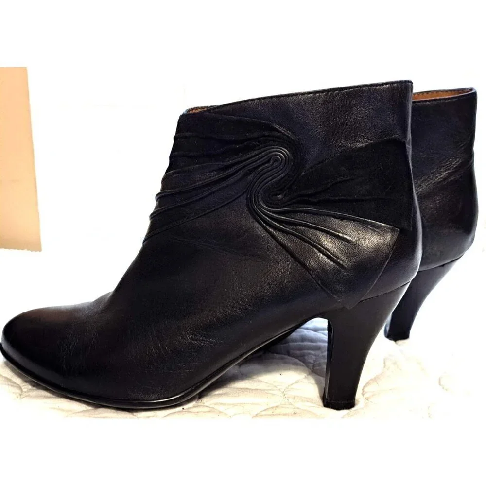 Sofft Women's 8.5M Black Ophelia Heeled Leather Zip Up Ankle Boots FLAW